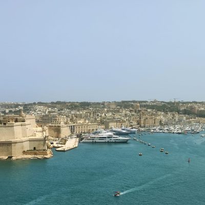 Vista para o Grand Harbour e o Forte de Santo Ângelo.