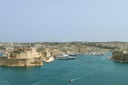 Vista para o Grand Harbour e o Forte de Santo Ângelo.