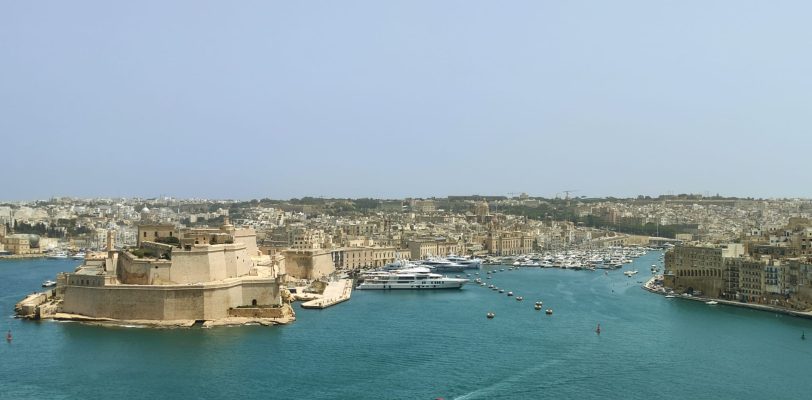 Vista para o Grand Harbour e o Forte de Santo Ângelo.