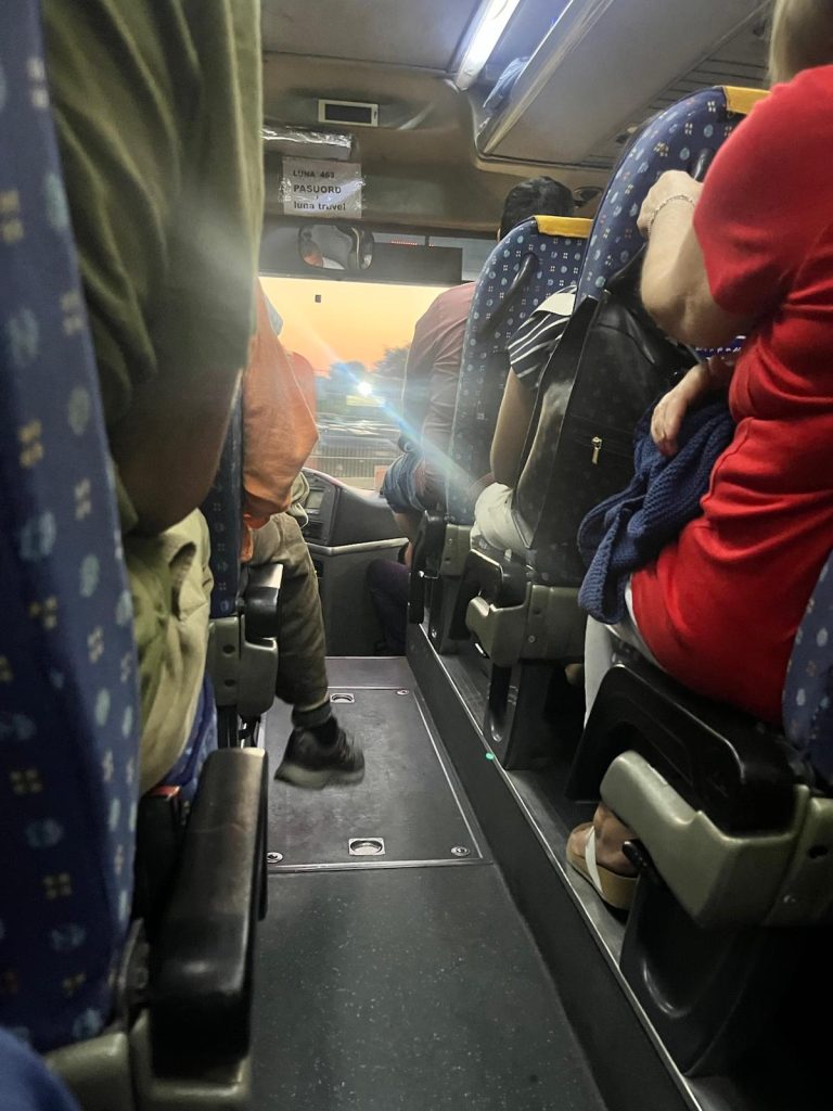 Onibus do aeroporto ao centro de Tirana